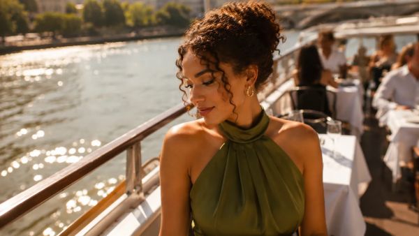 Évitez les pièges du dîner croisière à Paris : quelle tenue adopter ?