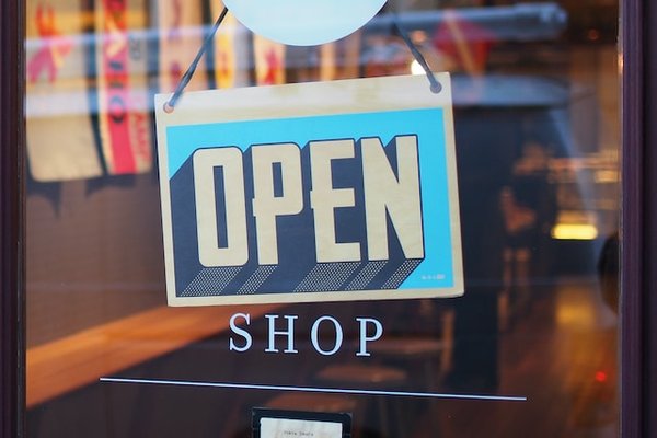 Comment profiter des codes promo, des cashbacks et des parrainages pour économiser sur ses achats mode ?