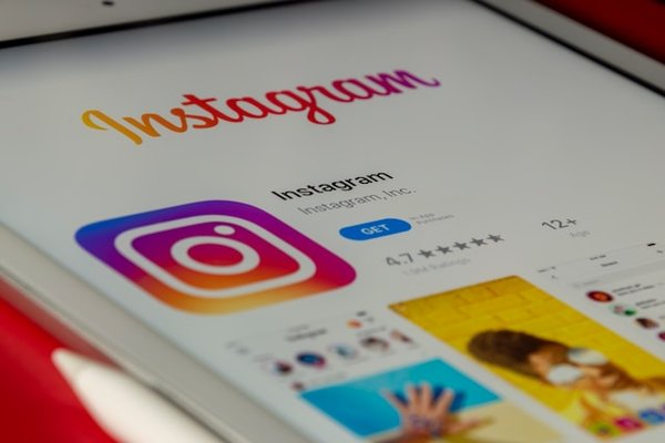Les meilleurs sites et marketplaces pour tout savoir sur la mode